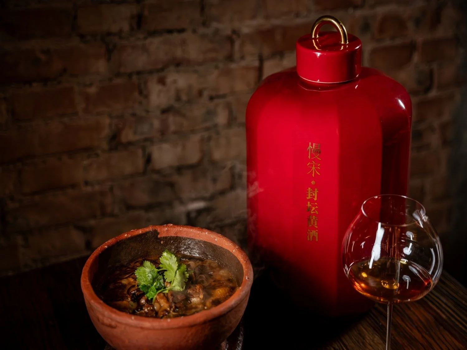 🥢 北京 · Somm’s Table

东北小鸡炖蘑菇
浓而不腻，菌鲜丰润，正适合清爽酒体承接