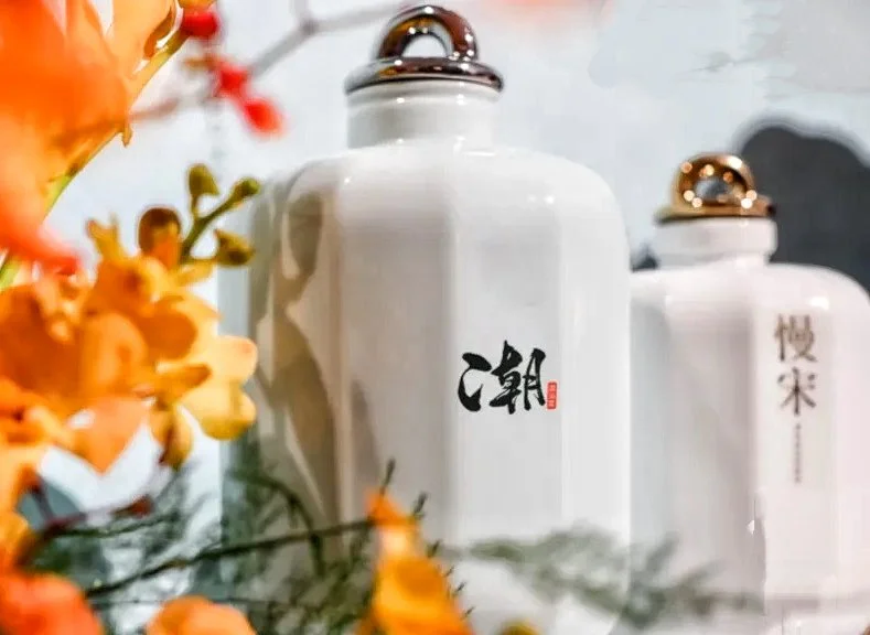 🥢慢宋 · 珍藏 清爽型黄酒 · 定制款 × 海上鲜｜
温润酒体托起至鲜，勾勒更立体的鲜味轮廓