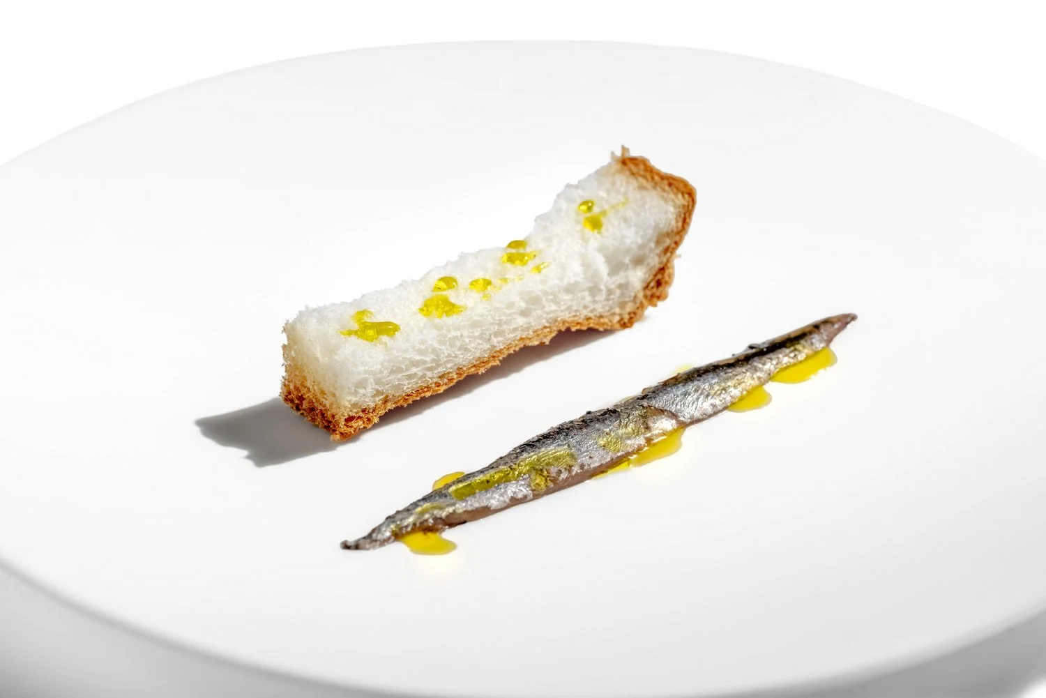 Enigma餐厅极简风格菜品呈现/凤尾鱼/面包