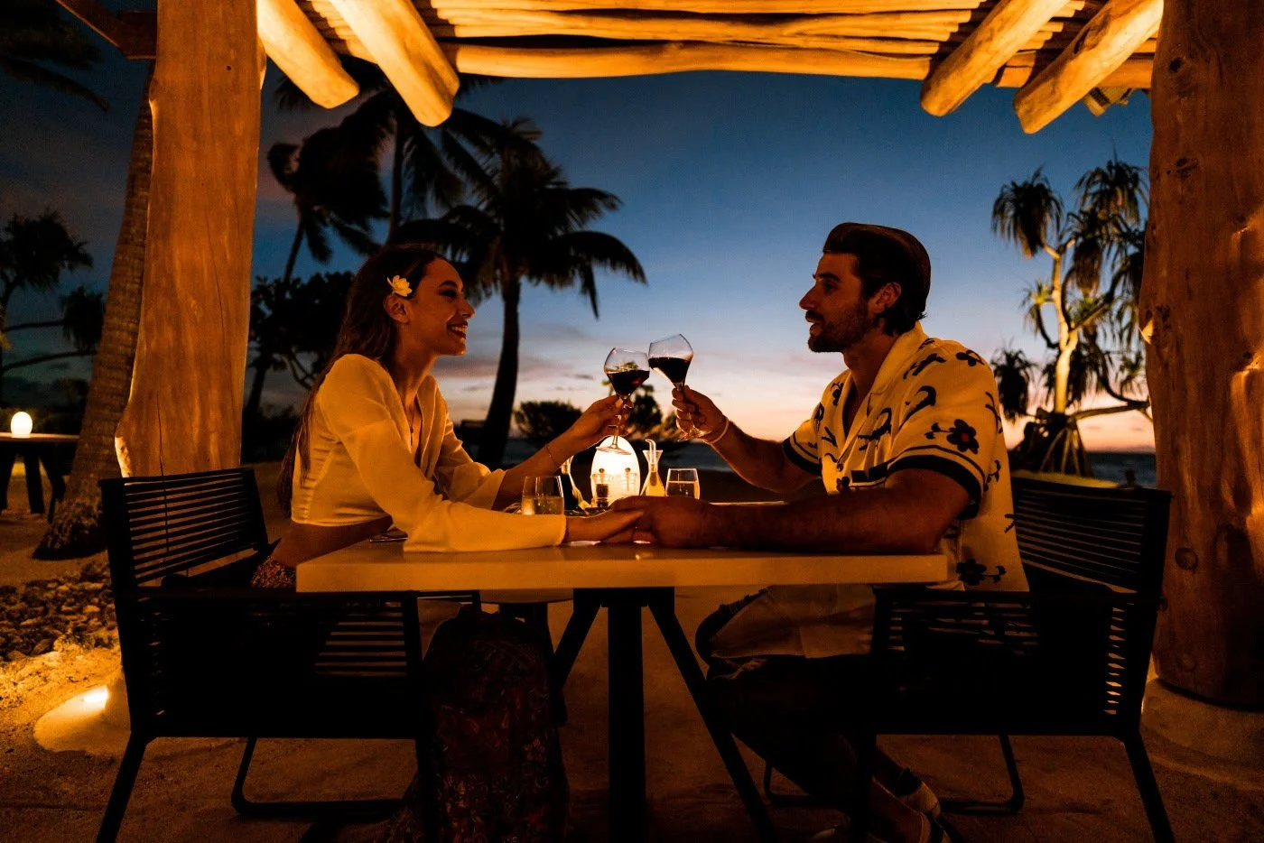 世界尽头的私密约定

泻湖、白沙与星空，构成最极致的浪漫背景。远离尘嚣的岛屿节奏，让爱回归本真，在天地与海洋之间，写下只属于彼此的故事。