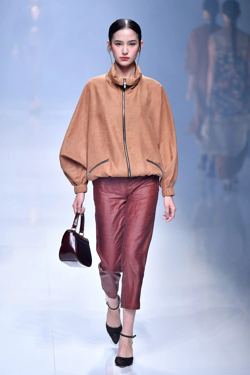   品   牌：汀南女装 ·
设计师：屈汀南