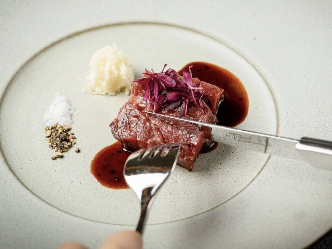 🥢 上海 · La Scène Ronde 之舞 by 山蒙

炭火熟成和牛
肉脂丰腴，酱香深沉，期待清爽收束