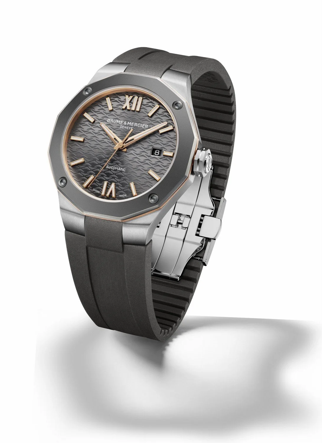 名士利维拉系列Riviera+自动日历自动上链腕表｜以法国蔚蓝海岸为灵感，十二边形表圈勾勒出山海轮廓。10660 与 10661 在灰金色调与金属质感中，呈现理性与浪漫的平衡，为并肩而行的情侣，刻下勇敢奔赴的时间印记。