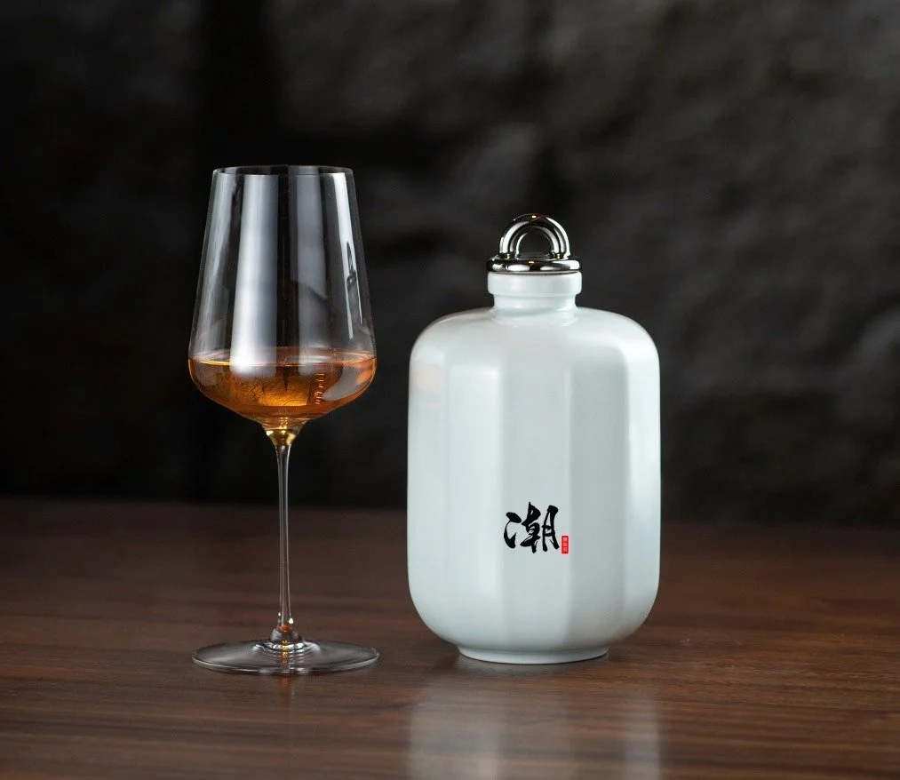 🥢慢宋 · 2020 单一年份 清爽型黄酒 × 酥皮灌汤黄鱼
清冽酸度平衡丰腴口感，牵引出鱼肉与内馅的细腻层次，使整体风味更显通透轻盈。