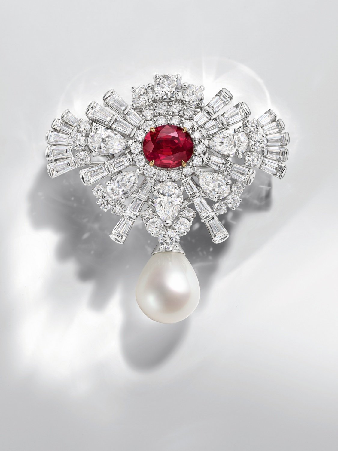 海瑞温斯顿 Talk to Me, Harry Winston系列红宝石、钻石和珍珠胸针｜71颗混合式切工钻石层层绽放，将5.01克拉的艳彩红宝烘托得愈发夺目，胸针底部垂坠的17.08克拉南洋白色巴洛克珍珠，为新年造型添注独特韵味。