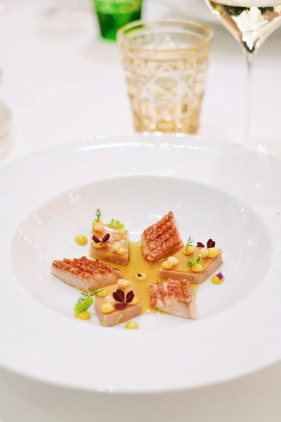 🥢 北京 · MONSIEUR DIOR 迪奥先生餐厅

L’Arlequin 菱彩（赤缁鱼 · 肥肝 · 马赛鱼汤）
细腻与丰腴交织，层次复杂，呼唤更轻盈的衔接