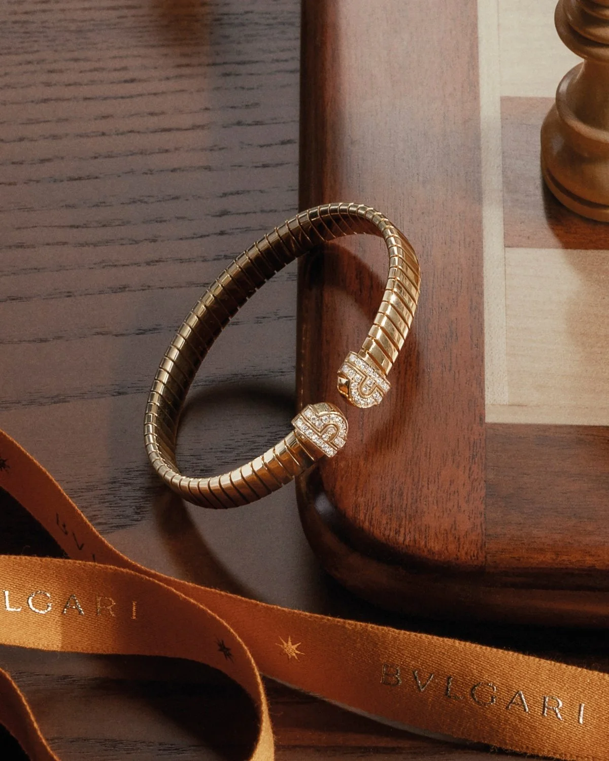 宝格丽Tubogas 系列｜
全新 Tubogas 戒指以更圆润立体的造型登场，并点缀钻石铺镶；两款经典 Tubogas 黄金手镯——一款饰以典藏 Parentesi 图案，一款镶嵌钻石钉饰——共同呈现品牌将传承与创新融为一体的非凡工艺。