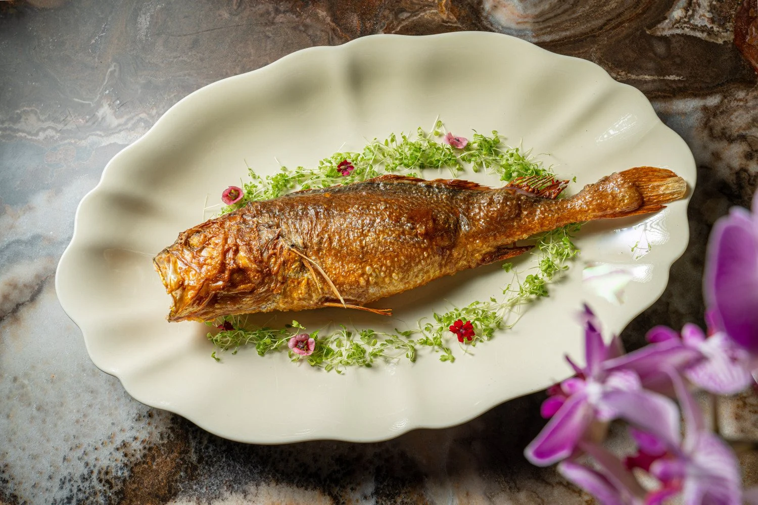 🥢杭州 · 香楼

酥皮灌汤黄鱼
酥脆外皮裹住鲜润汤汁，鱼肉细嫩，油脂与清鲜并存，层次分明而不厚重。