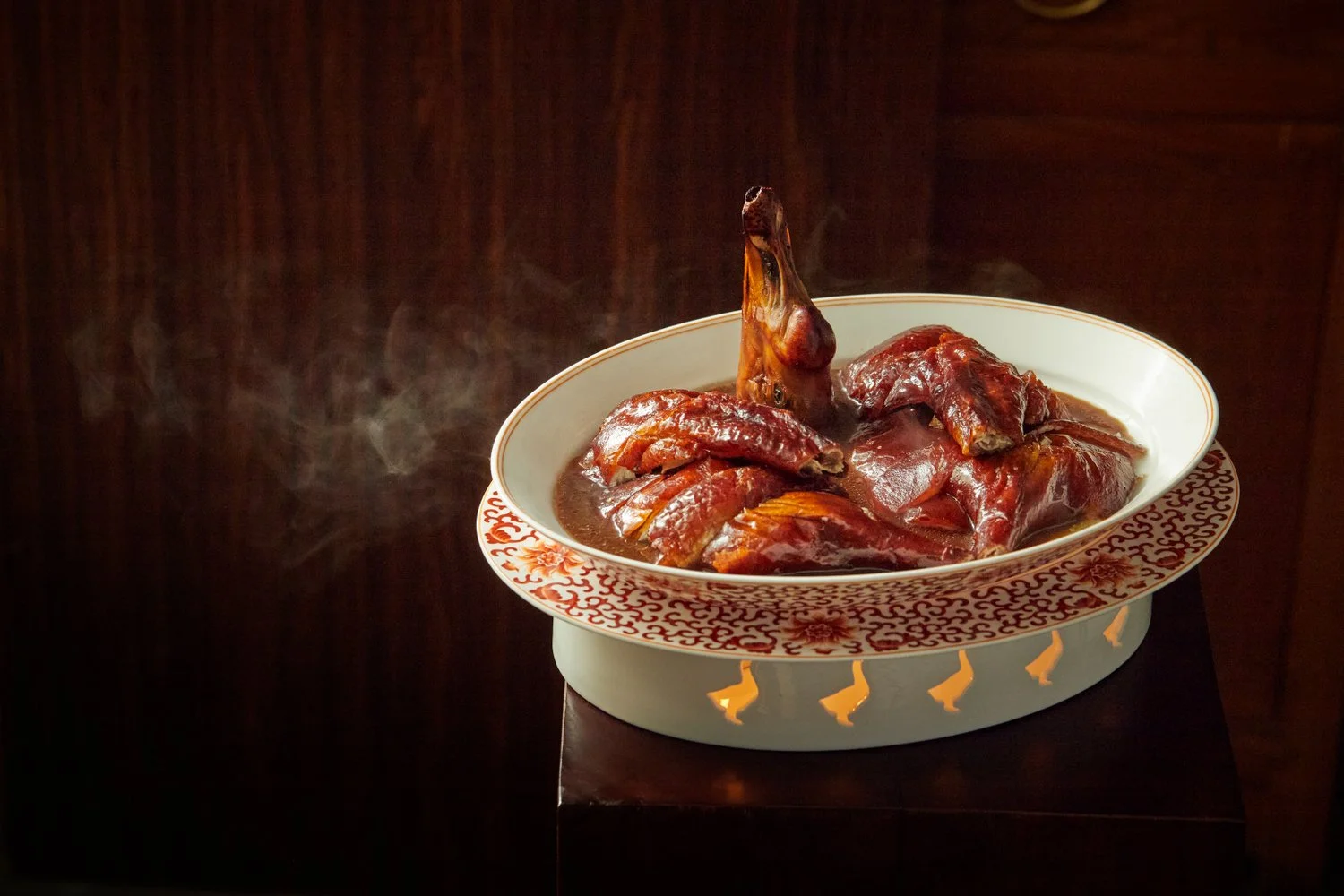 🥢 广州 · 彤堂序｜
烧鹅佛跳墙：
烧鹅酥香，花胶、海参与鲍鱼层叠交织，浓而不腻。热气升腾间，年味与团圆悄然入席。