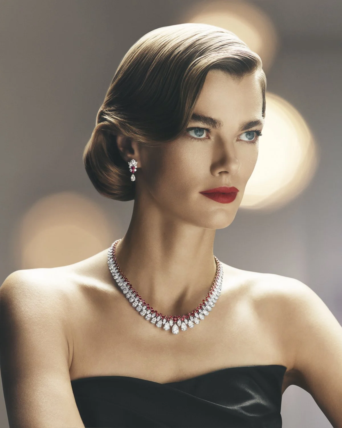 海瑞温斯顿 Talk to Me, Harry Winston系列红宝石和钻石套装｜
项链由圆润红宝石与榄尖钻石铺陈，手链甄选超 10 克拉红宝石与 21 克拉钻石，整套作品在新春欢聚时刻尽显优雅与仪式感。