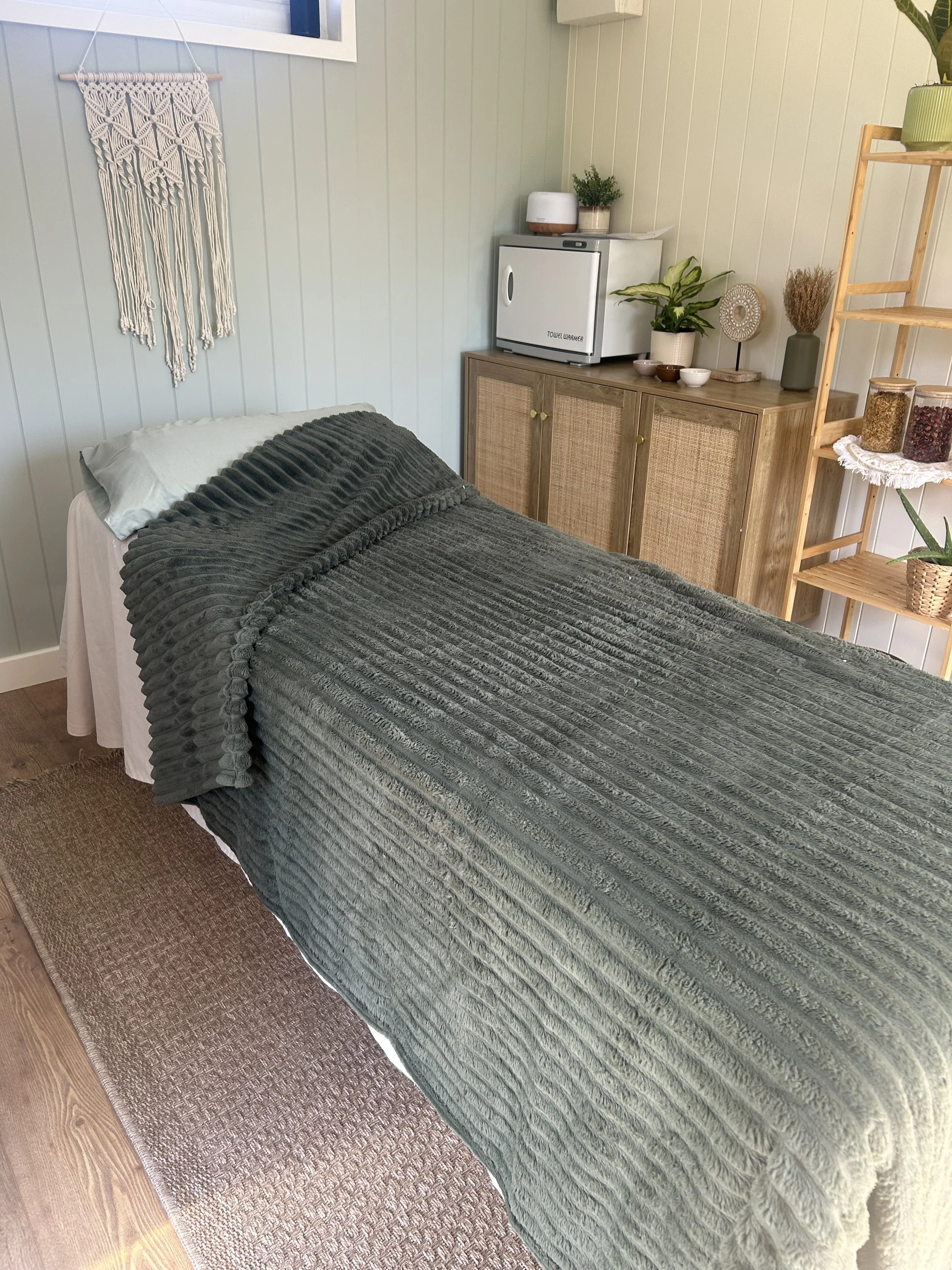 Comfortable-massage-bed-the-Calm-Space