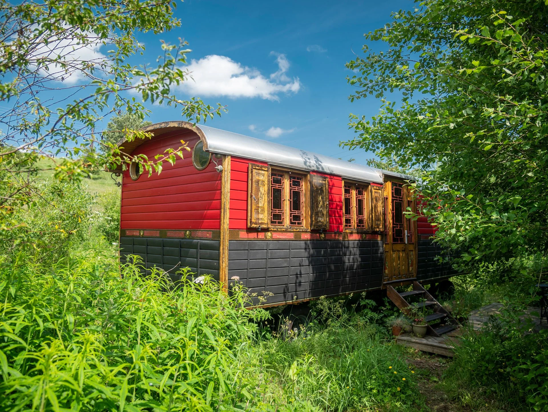 Roulotte retreat space with copper slipper bath in a flower meadow