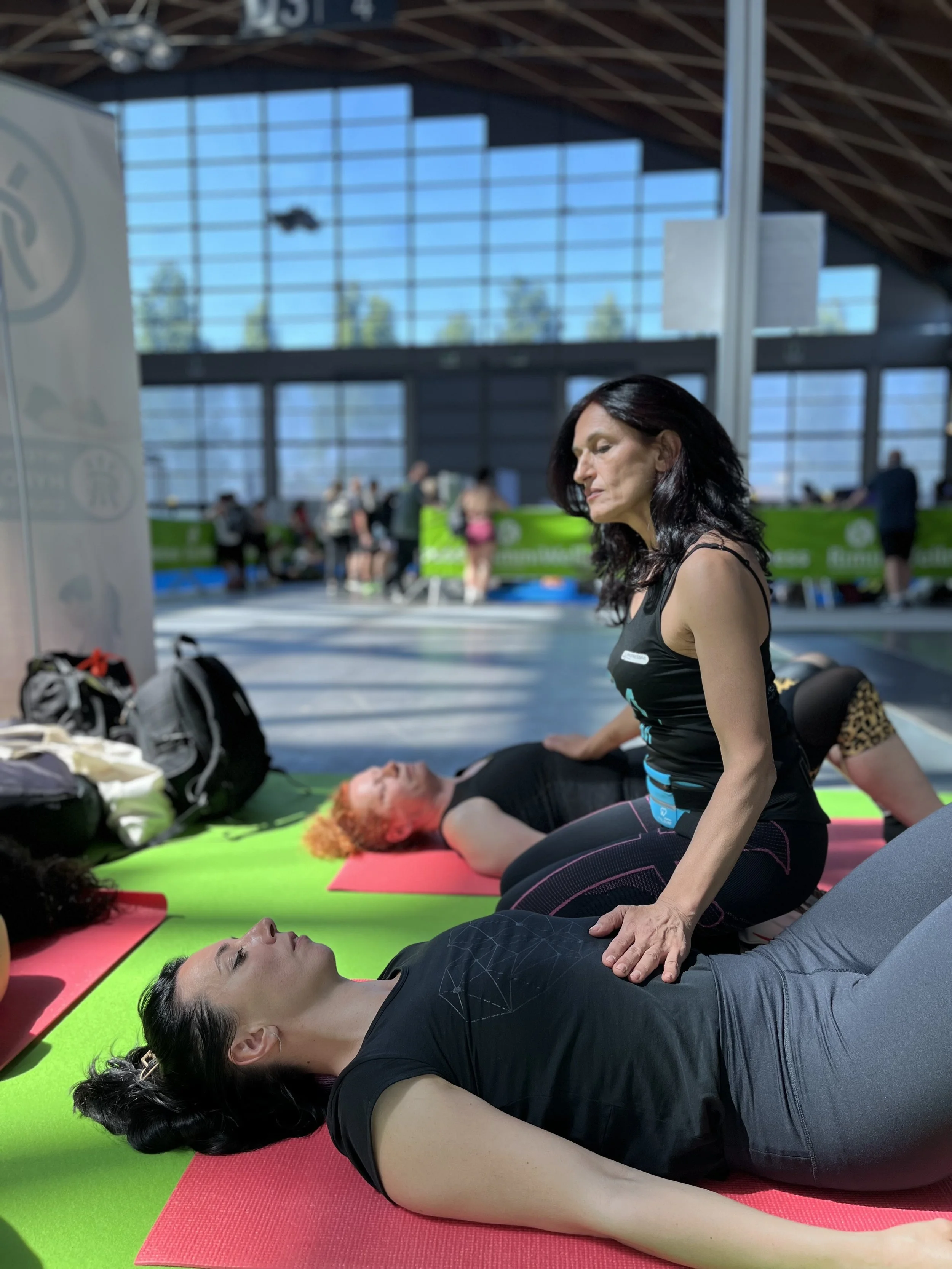 Woman receiving gentle pelvic floor and hypopressive guidance in a calm studio, focusing on breath, posture and prolapse support
