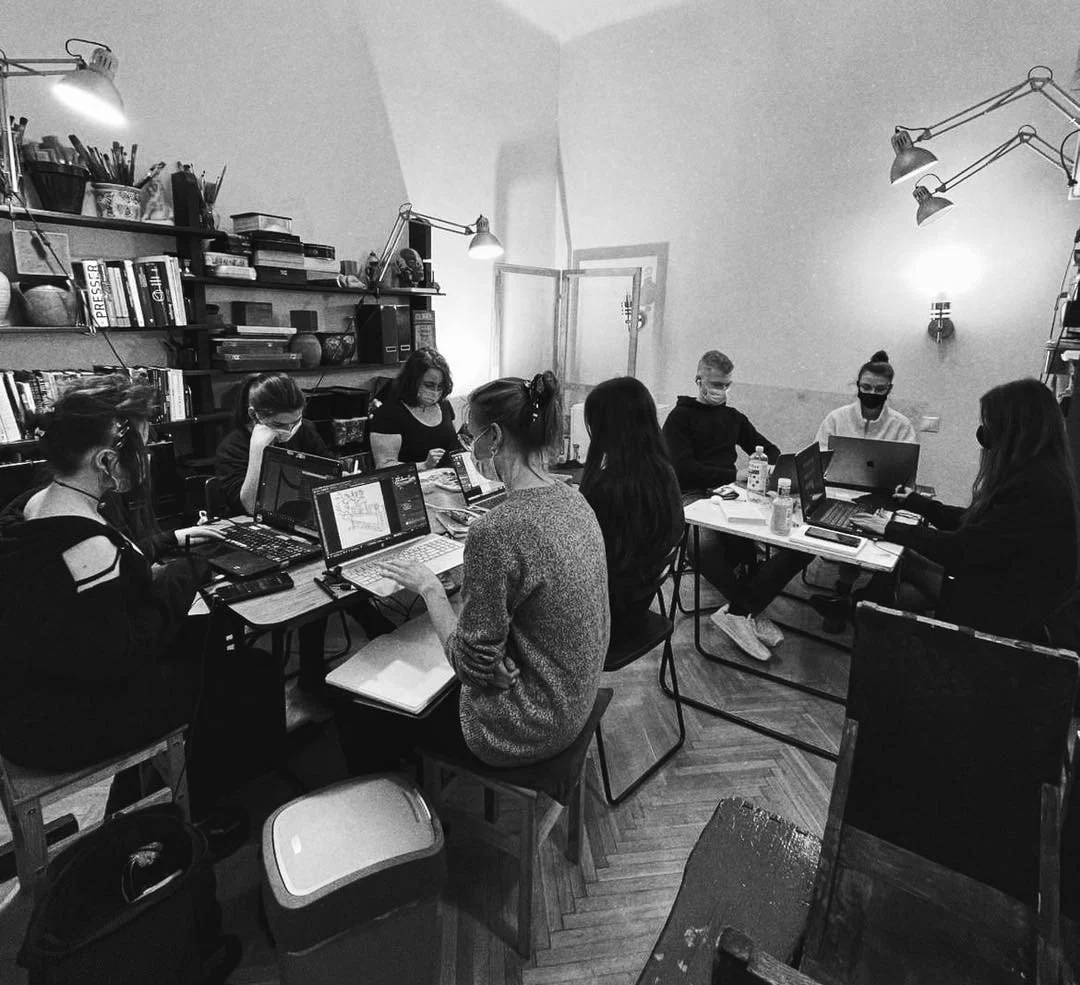 Di&aacute;kjaink m&aacute;r az utols&oacute; sim&iacute;t&aacute;sokat v&eacute;gzik azokon a munk&aacute;ikon, amikből &ouml;ssze&aacute;ll&iacute;tj&aacute;k a portf&oacute;li&oacute;jukat🎨