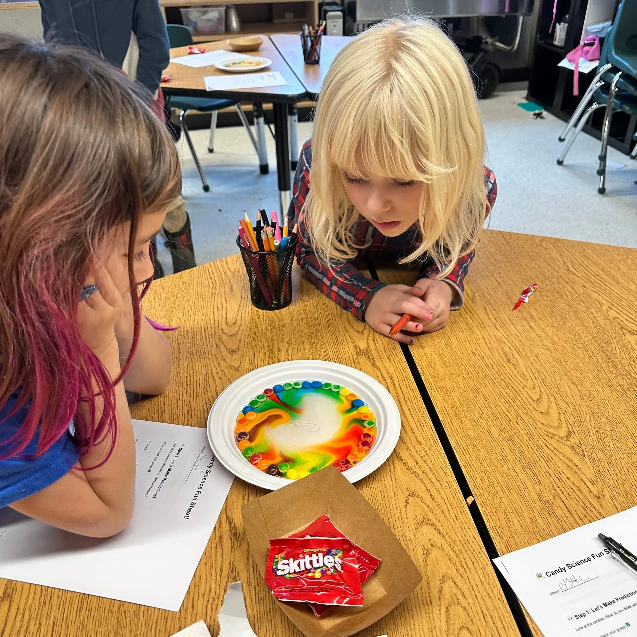 Our 1st graders are budding scientists! In science class, students investigate how certain variables affect candy, practicing skills such as prediction, observation, and recording results.🍭🍬
