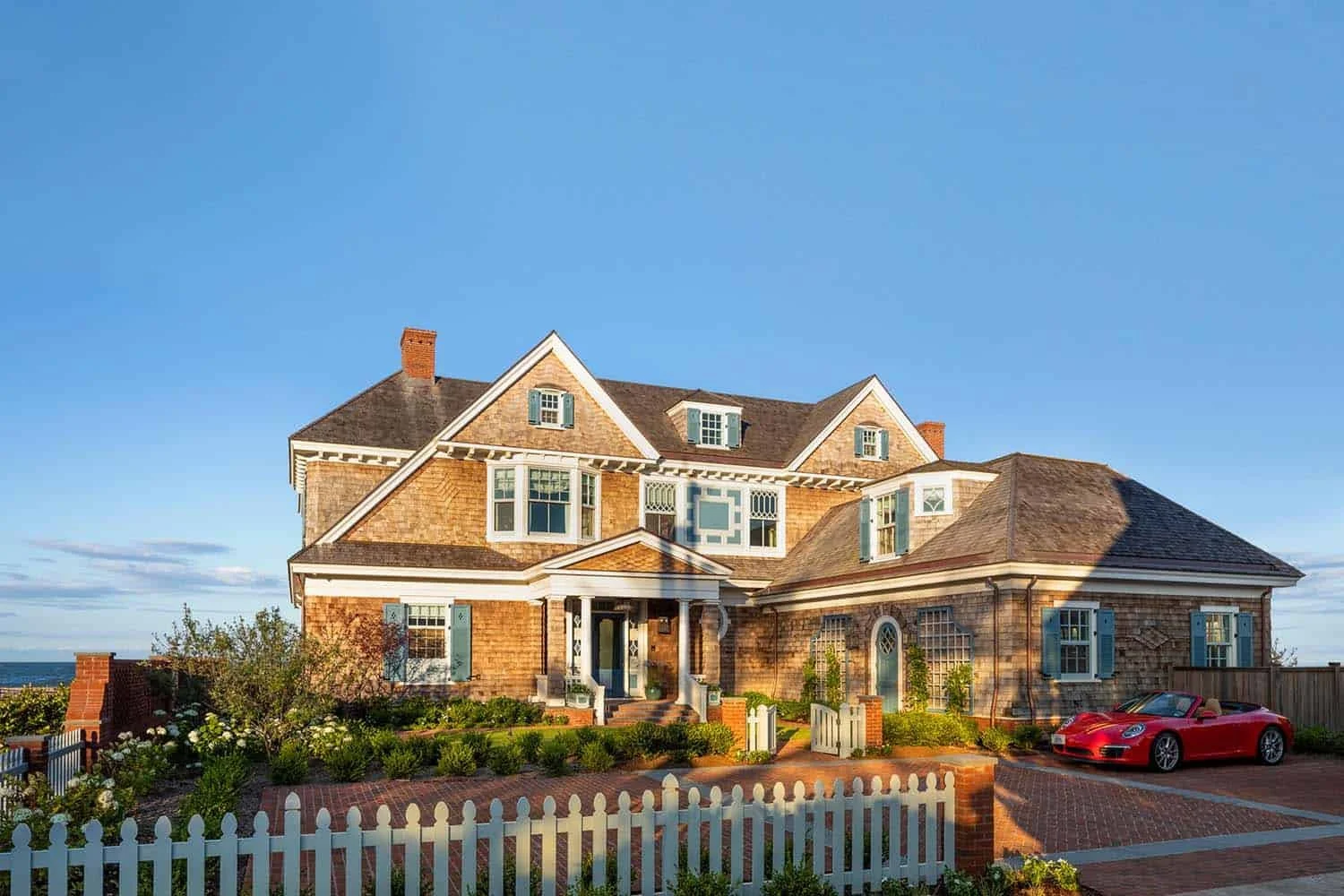 Virginia-Beach-Dream-House-Virginia-Robert-AM-Stern-Architects-01-1-Kindesign.jpg