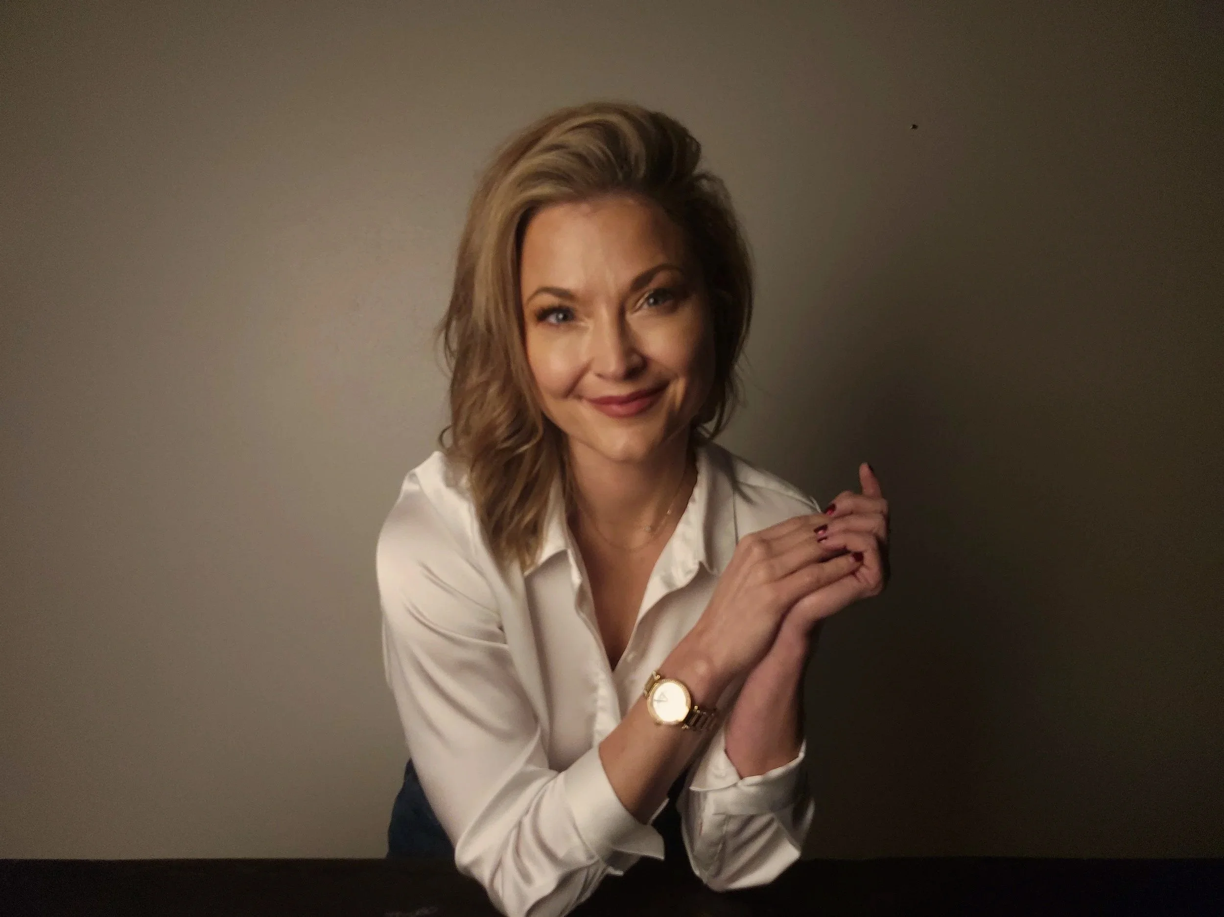 Jasmin Nass, hypnotist in Madison WI, smiling at the camera, representing calm confidence, clarity, and trust in guided hypnosis.