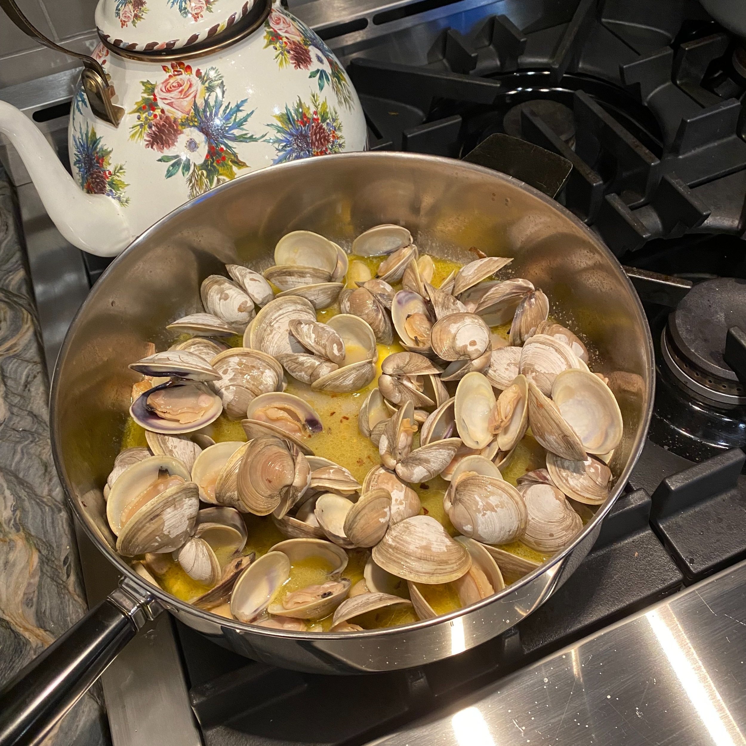 mama's linguine with clams