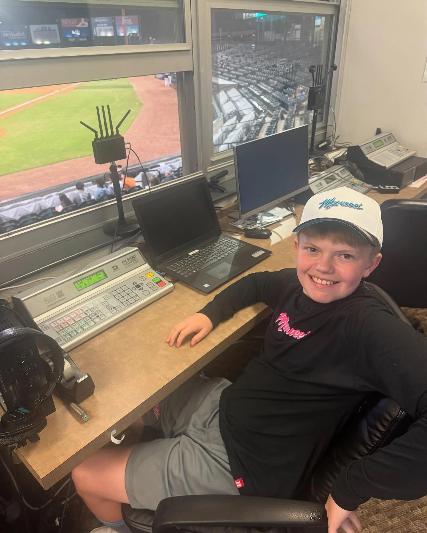 Game 6 and we're bringing in the baseball experts as guest announcers. @tcolumbus3