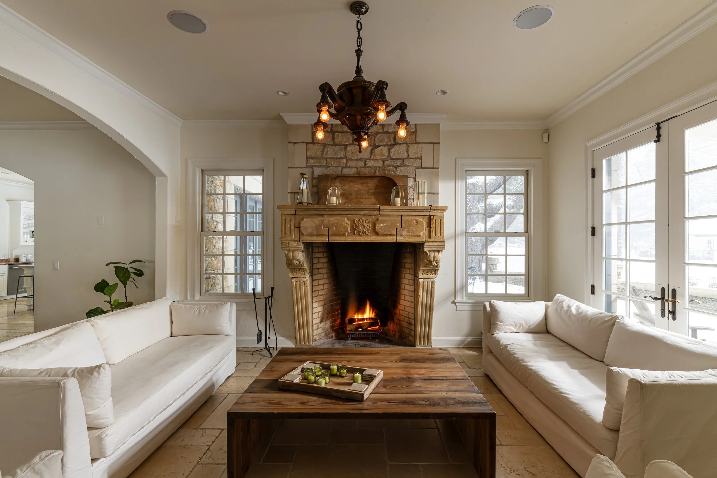 Common+area+with+fireplace.jpg