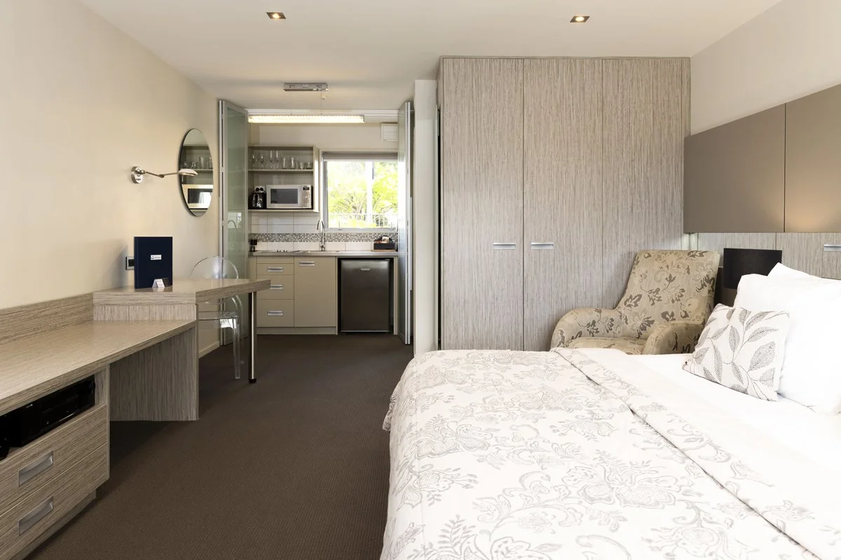 Airport Gateway Motel - Room 704-6.jpg