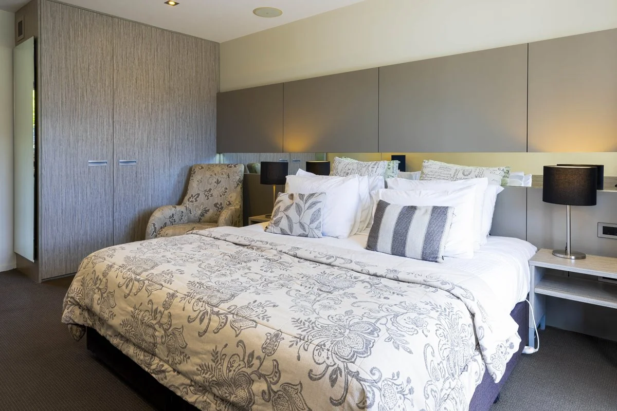 Airport Gateway Motel - Room 704-4.jpg