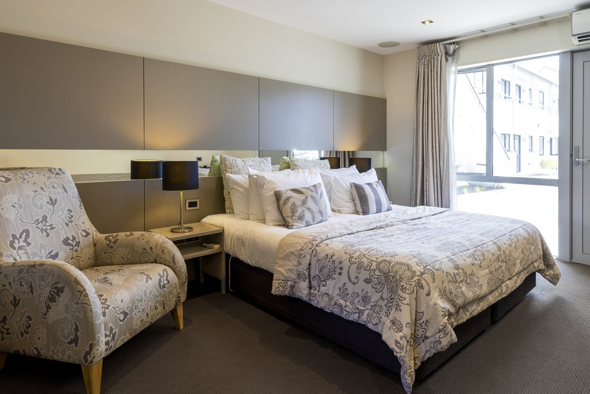 Airport Gateway Motel - Room 704-5.jpg