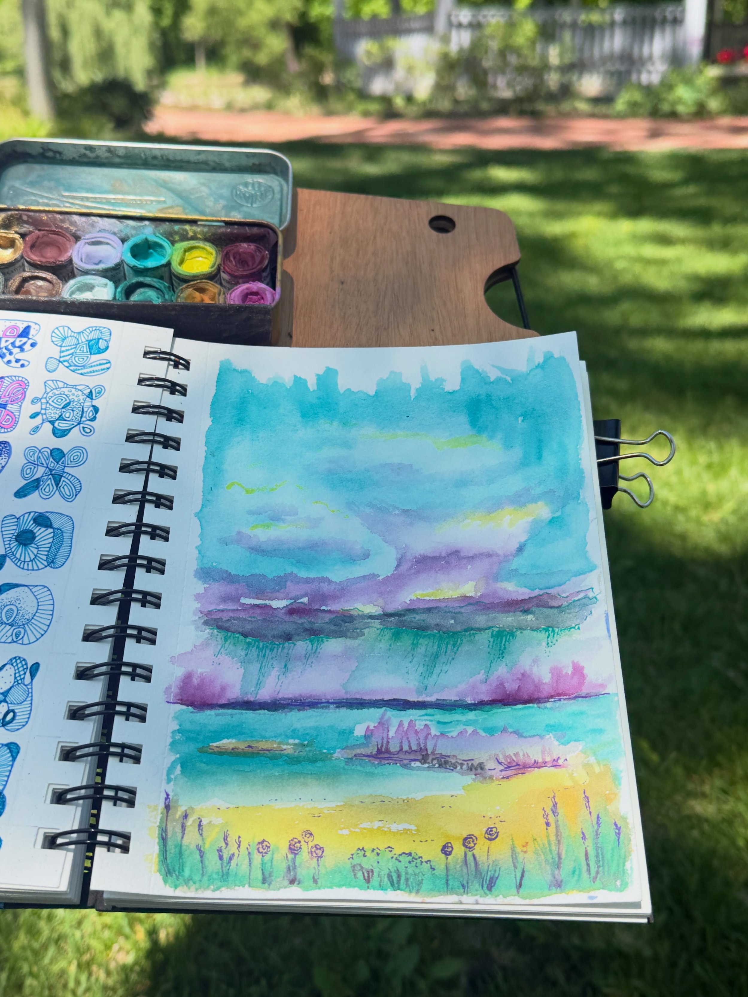 Creative Garden Gathering. Sitting in the grass, enjoying the gardens, and being creative with others. 🌞🎨🌳
💚 @lchristineart