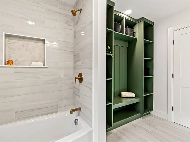 Dexter - Main Bath.webp