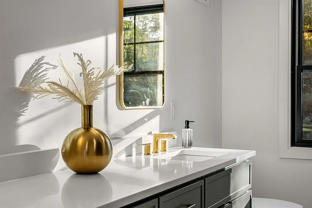 Dexter - Bathroom.webp