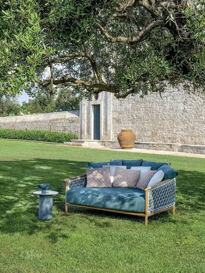 Patio by @ethimo  is inspired by the quiet charm of traditional Andalusian courtyards.🌳🏺🏵️

From lounge seating to dining tables, the collection carries a consistent, relaxed look that works beautifully across an entire space.

If you&rsquo;re des