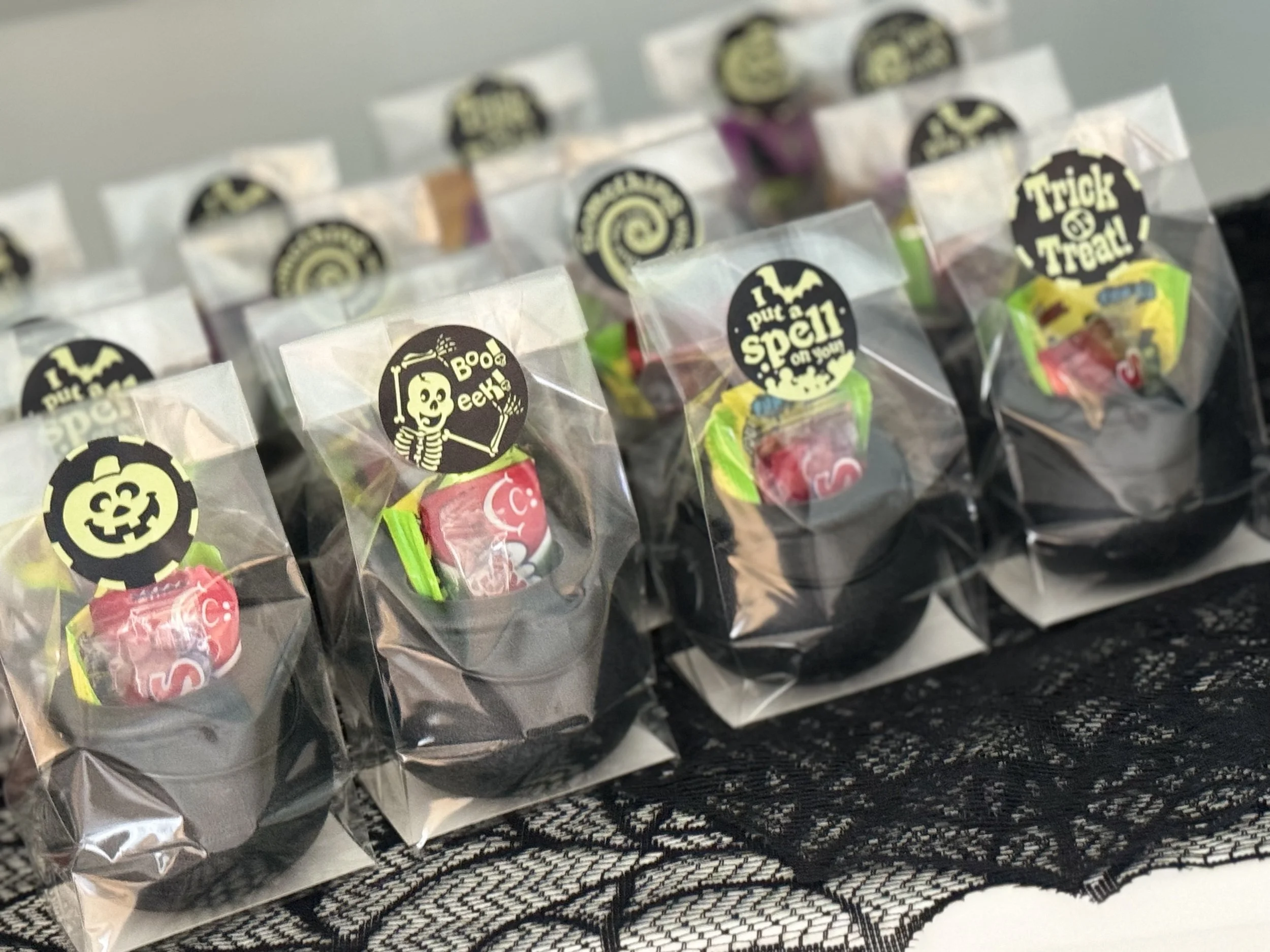 Halloween Trick-or-Treat Cauldrons (FRUIT CANDY)