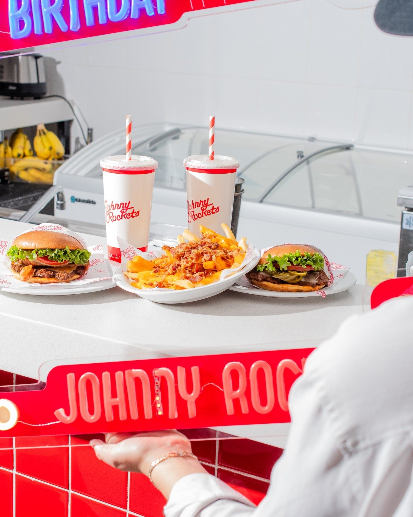 &iexcl;Festeja tu cumplea&ntilde;os en Johnny Rockets! &iexcl;Pasa el mejor momento con tus amigos y familiares con nosotros! 😎🥳

.
.
.
#JohnnyRocketsMX #SaborImparable #ComidaDeliciosa #FastFoodLovers #AlgoParaTodos #BurgersAndShakes #Foodie #Sabo