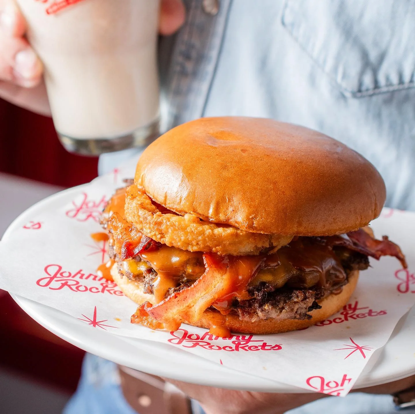 Hay d&iacute;as en los que tu antojo tiene m&aacute;s voz que la comida de casa...
Y s&iacute;, deber&iacute;a ser ilegal no hacerle caso. .Nos vemos en Johnny Rockets 🙌🏼😎
.#JohnnyRocketsMX #SaborImparable #ComidaDeliciosa #FastFoodLovers #AlgoPar