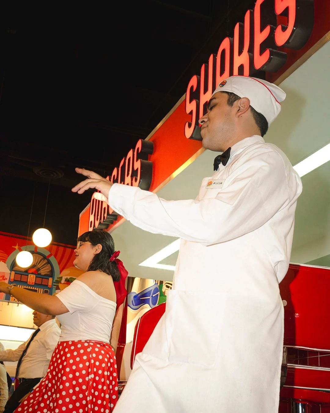 En Johnny Rockets, no solo vienes a comer&hellip; vienes a disfrutar la experiencia completa: sillas cl&aacute;sicas, m&uacute;sica que te hace sonre&iacute;r y un men&uacute; que nunca falla.
Tu mesa ya te est&aacute; esperando. 🍔🎶🍟

#JohnnyRocke