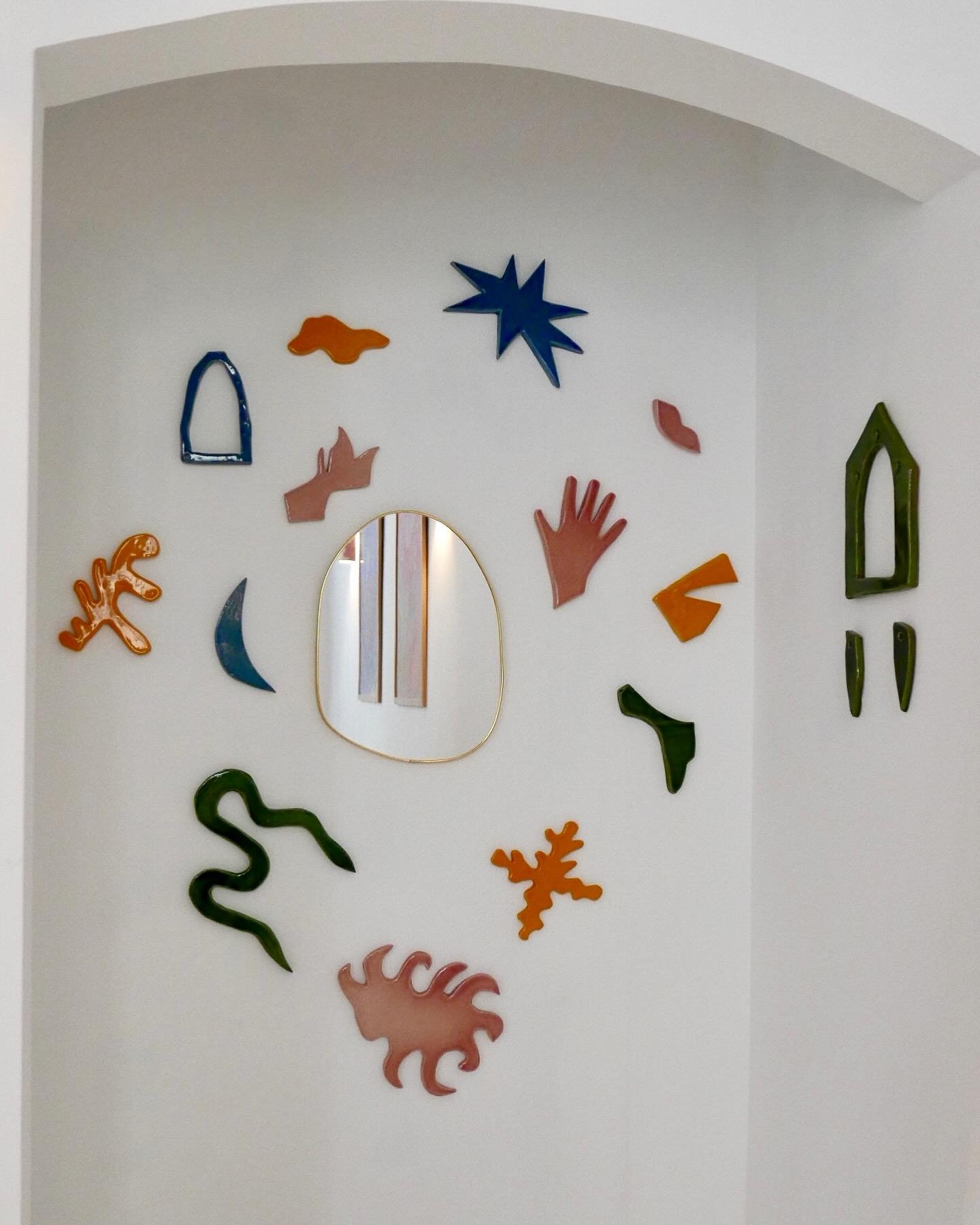 Le jardin suspendu,
D&eacute;cors en gr&egrave;s &eacute;maill&eacute; 

🤚🏻 🐍 

&Agrave; voir encore un peu jusqu&rsquo;au 27 mai @tresorspublics 

Merci &agrave; celles et ceux qui les feront bient&ocirc;t vivre chez eux 🏠

#ceramics #illustrati
