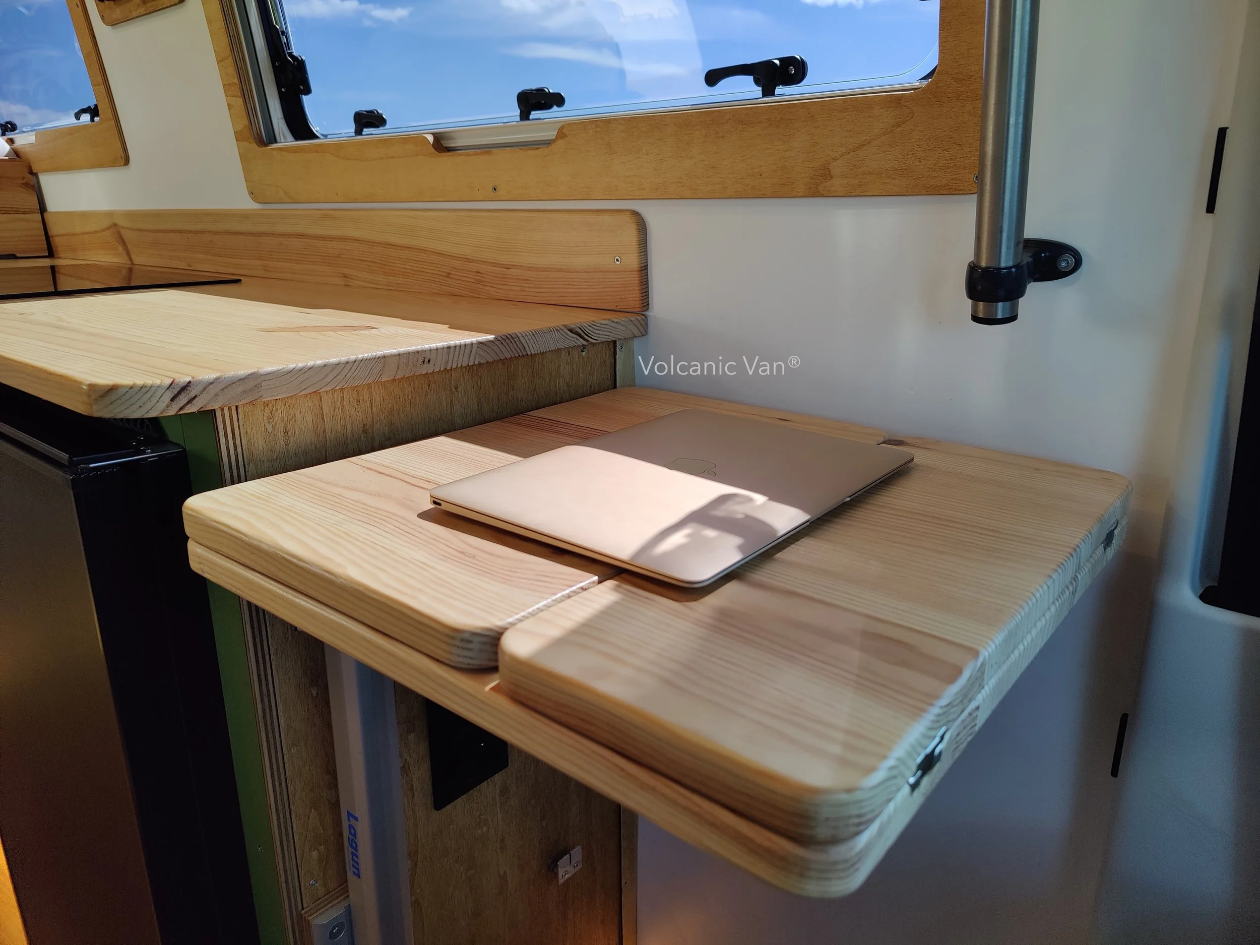 Lagun Table Volcanic Van