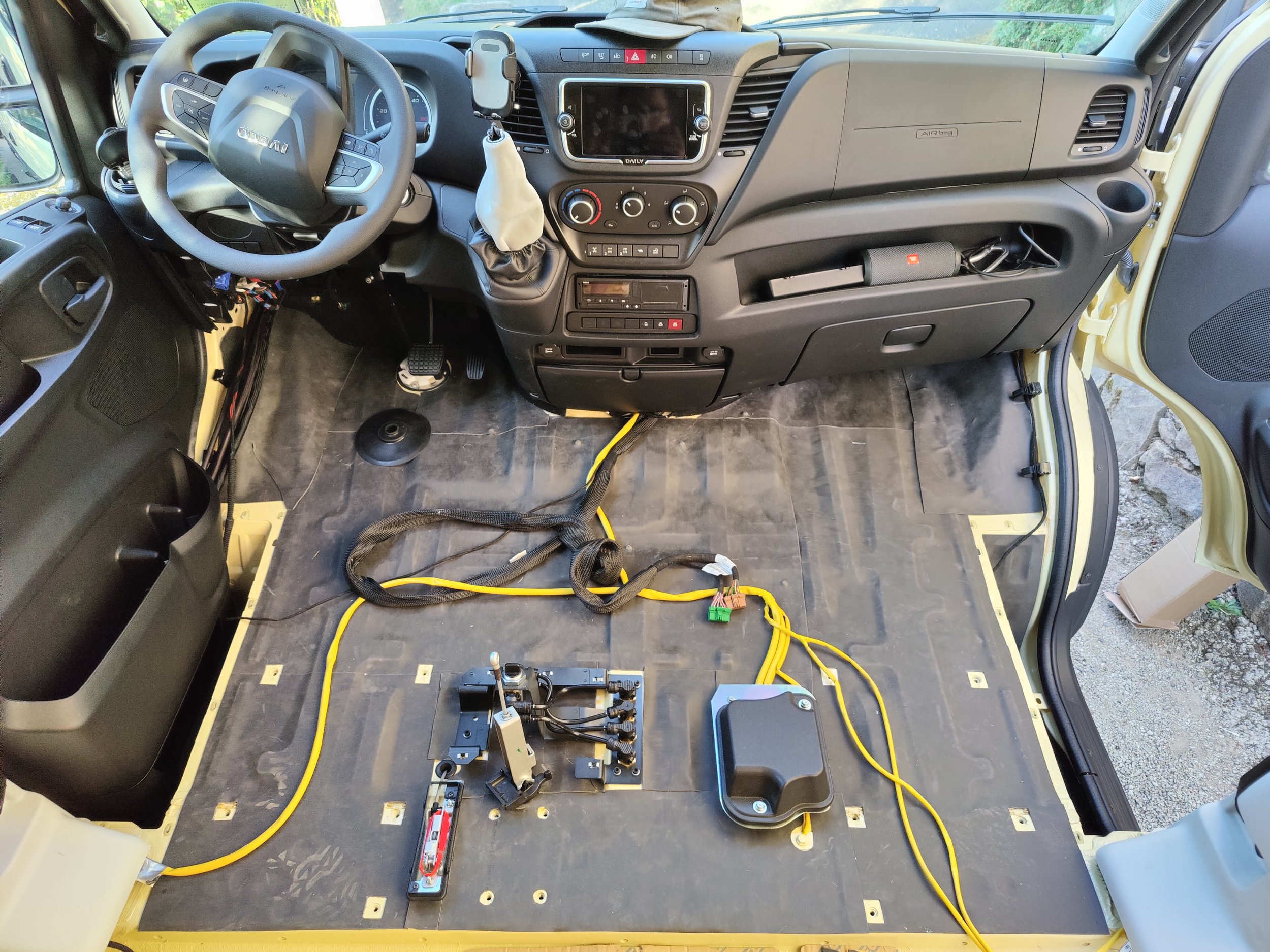 Sound-deadening insulation