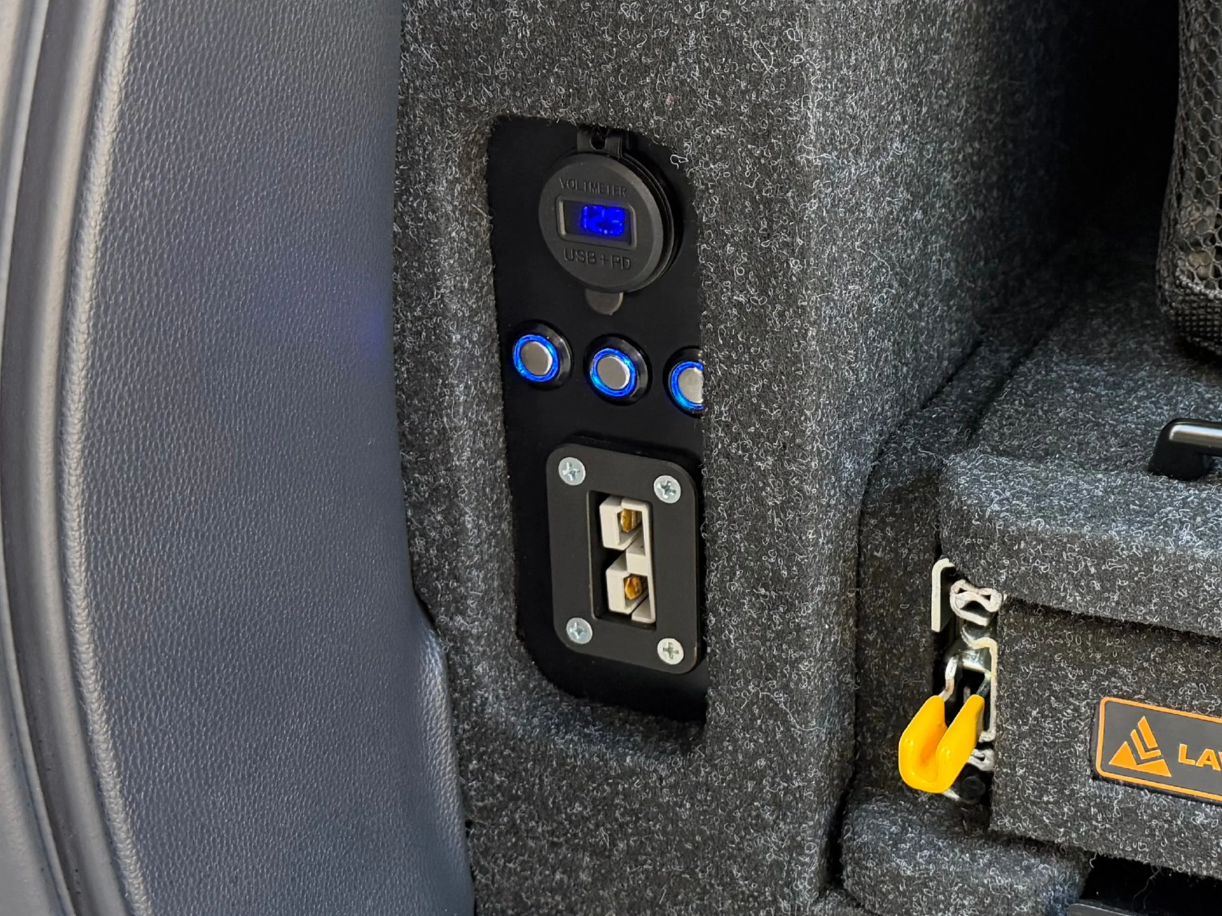 prado-250-powered-side-wing-12v-panel-anderson-usb-switches-lawson-automotive (1).jpg