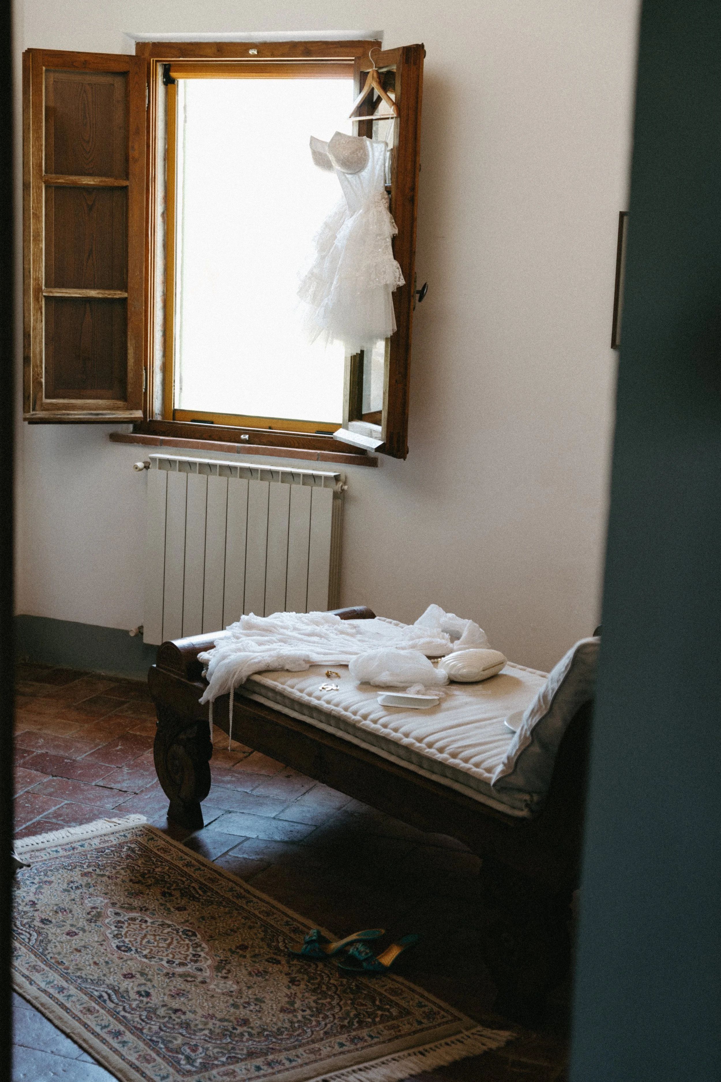 getting ready portraits at villa cozzano