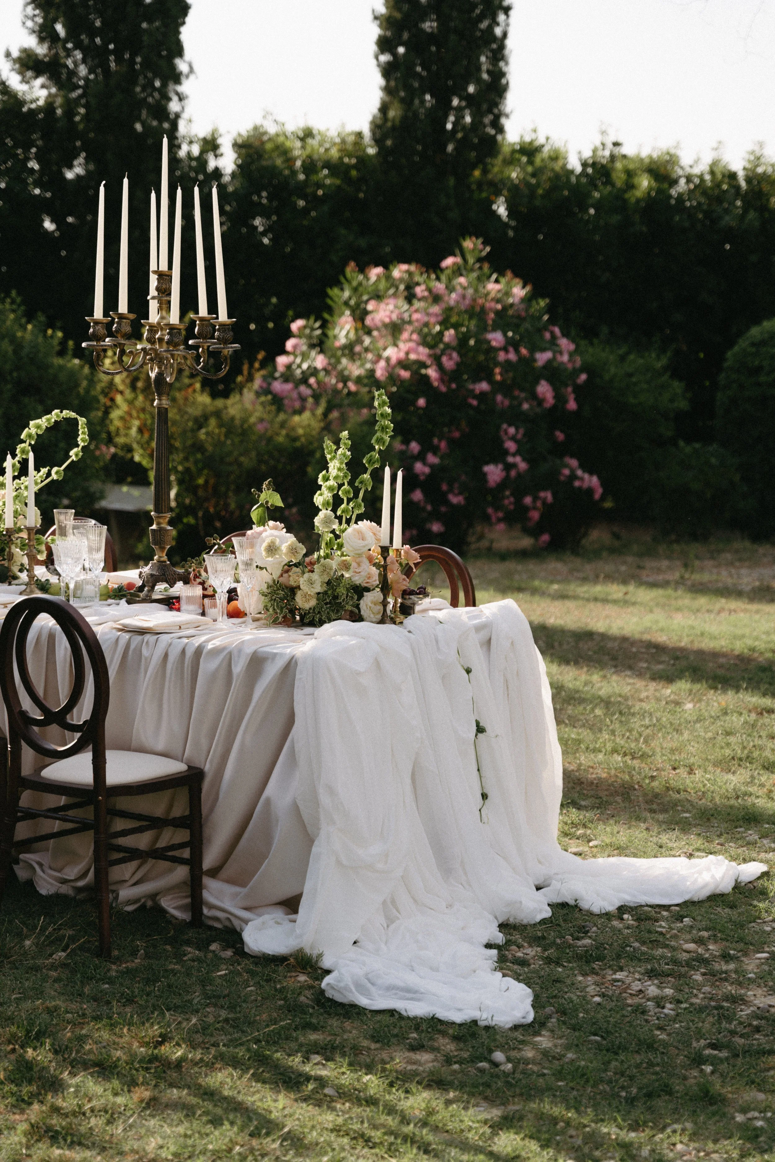 Villa Cozzano micro wedding reception featuring minimalist decor and elegant floral details