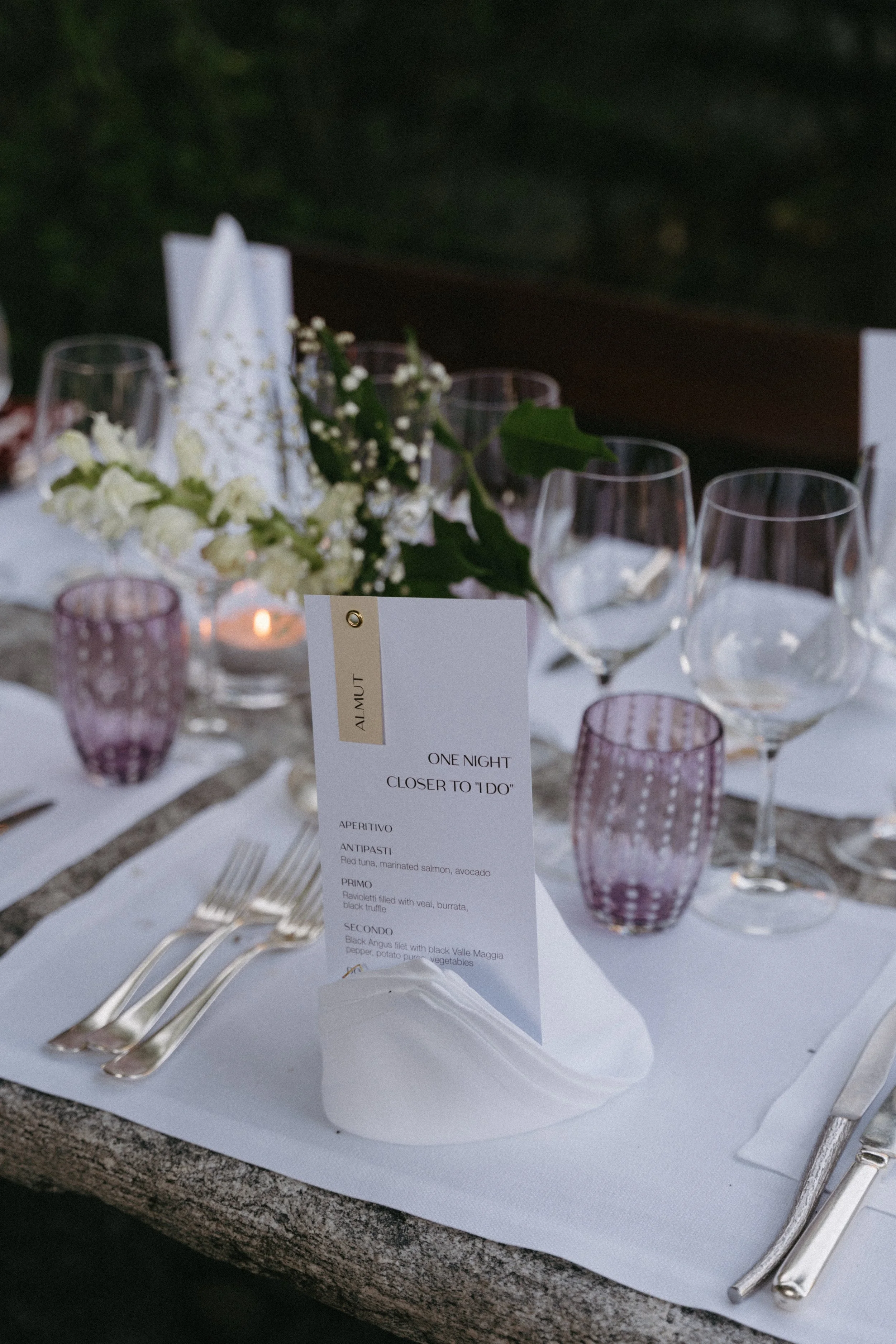 Elegant white tablescape with flowers and glassware at Ristorante Da Enzo