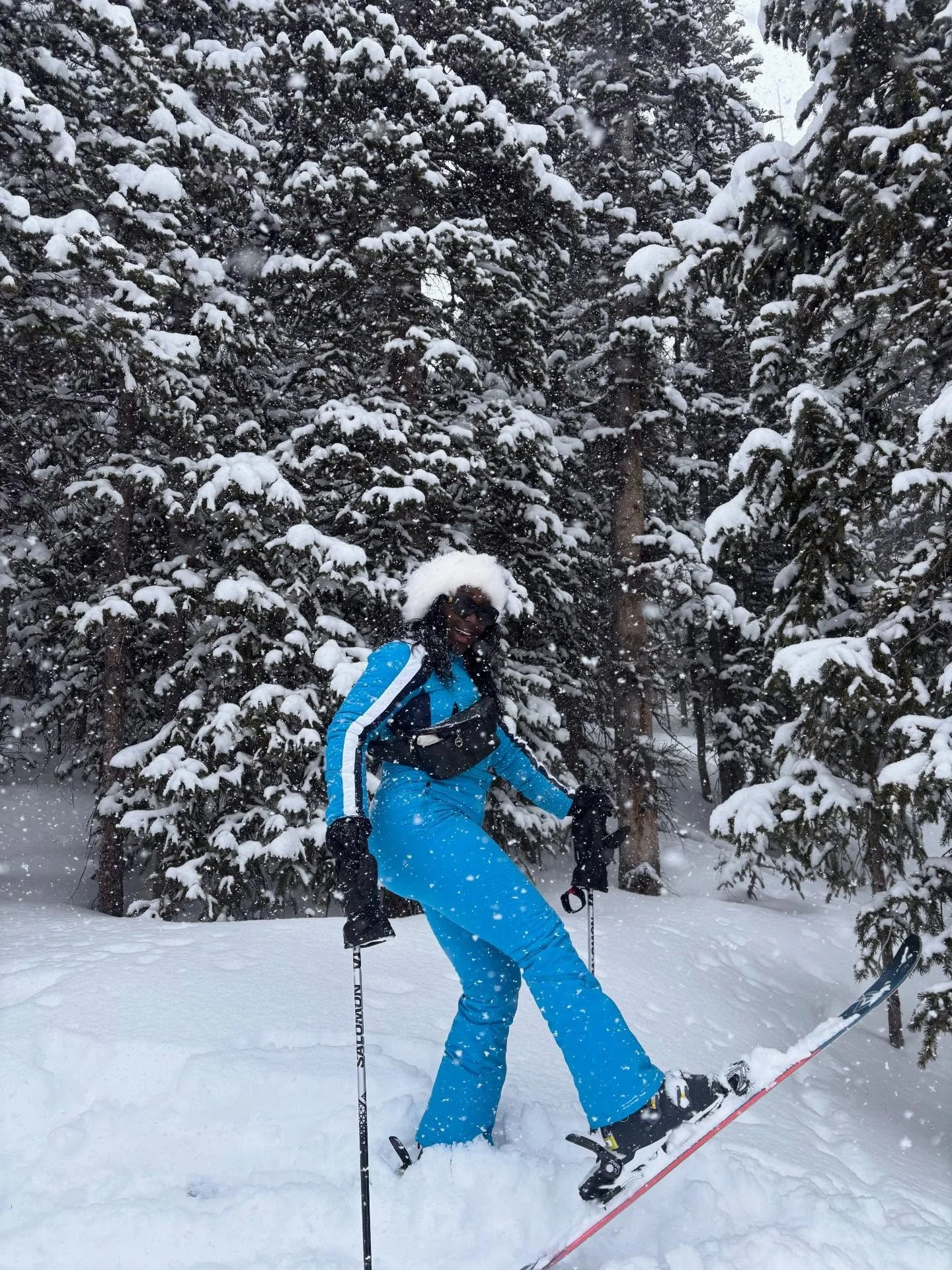 Is she here for the pictures or to ski? We may never know ❄️🎿

Read the Ski 101 guide on the blog:
What to wear, ski length tips, and the mistakes beginners like me make.

Circa 2025 in 📍Breckenridge, Colorado 

#ski101 #wintertravel #skitips #colo