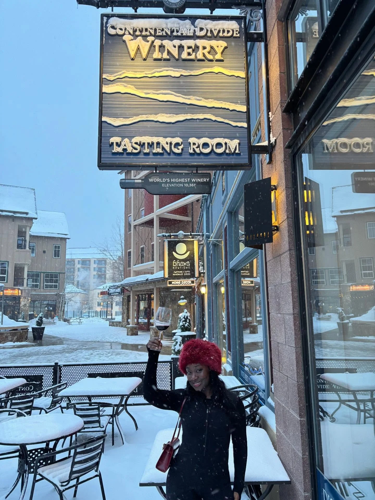 My perfect ski day: skiing, photoshoot, and apr&egrave;s-ski vino. What&rsquo;s yours?⛷️🍷
Sharing things to do during your Colorado ski trip on bonjouritsbev.com.

#ColoradoSkiing 	#ApresSki #SkiTrip #WomenWhoSki #SkiLife