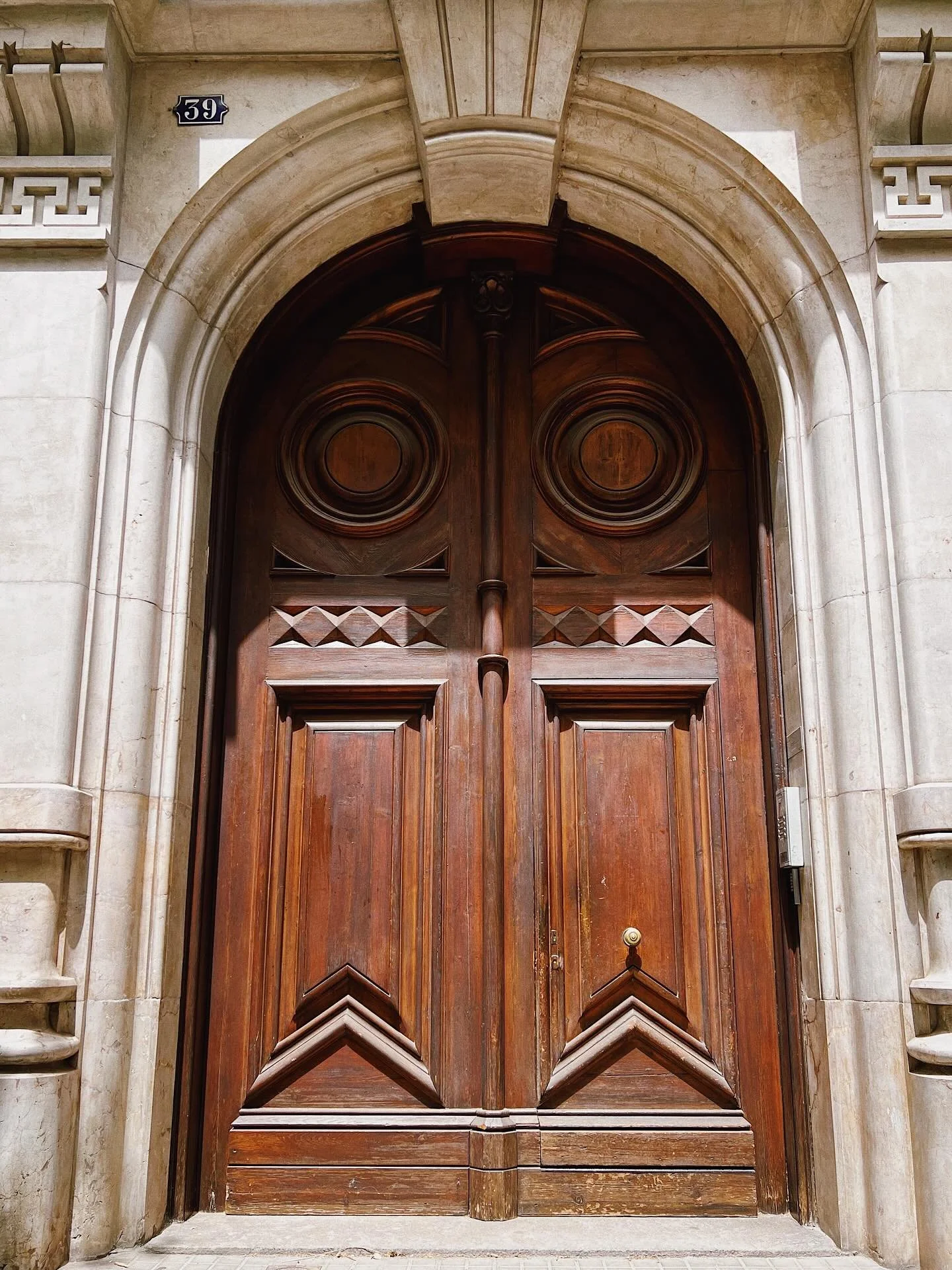 ✨ @traceeellisross made me do it. Just finished watching &ldquo;Solo Traveling with Tracee Ellis Ross&rdquo; on @therokuchannel and it had me reflecting on my last solo trip to Barcelona, Spain. 
From paella &amp; tinto de verano, to doors that stopp