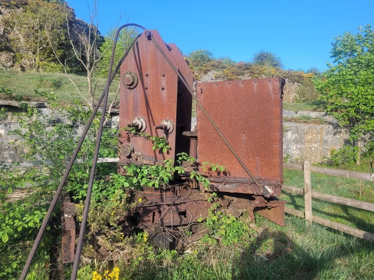 The late great Fred Dibnah would have referred to this as a 'handraulic' powered crane.