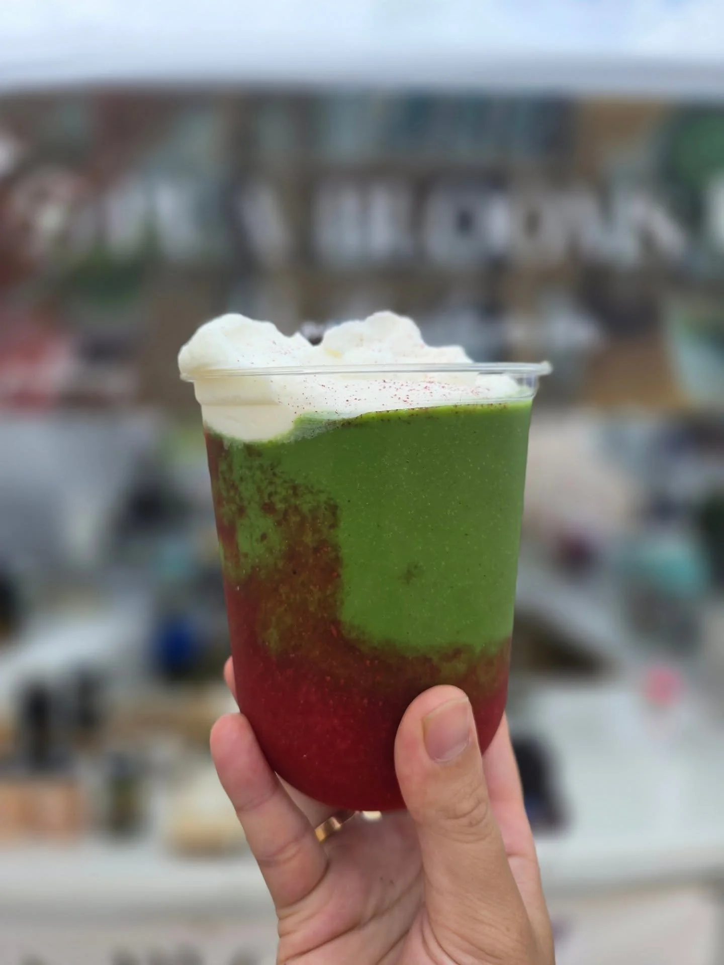 Fall in Hawaii sometimes means enjoying a Frozen Matcha while shopping for your fall essentials 🥵🍂

Pua Blooms is bringing Frozen Matchas to @honolulumakersmarket at Ala Moana this Saturday! Come early, cause I think we're going to sell out 😬

Fro