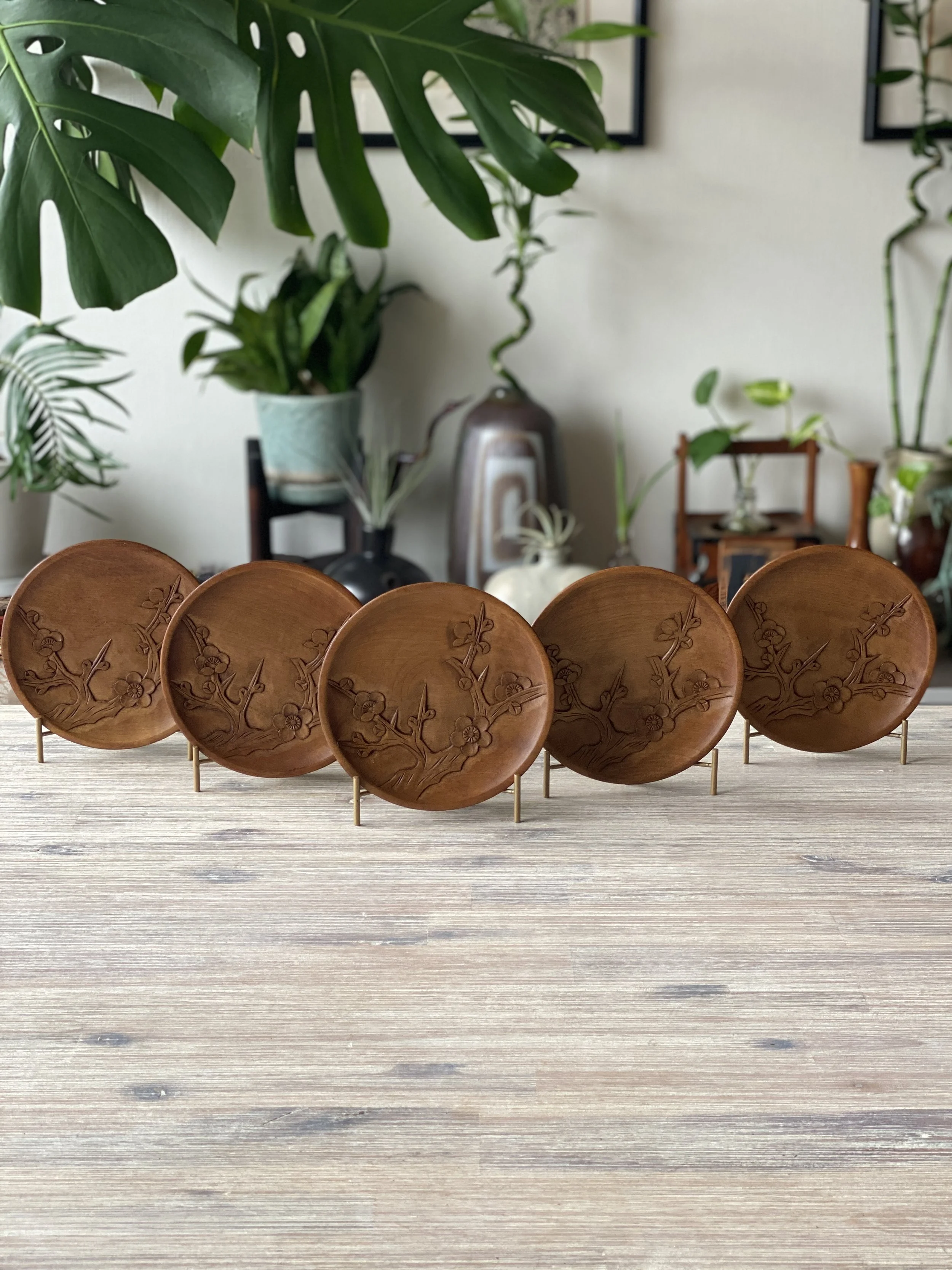 Hand-carved “kashi-zara” dishes with plum blossom motif