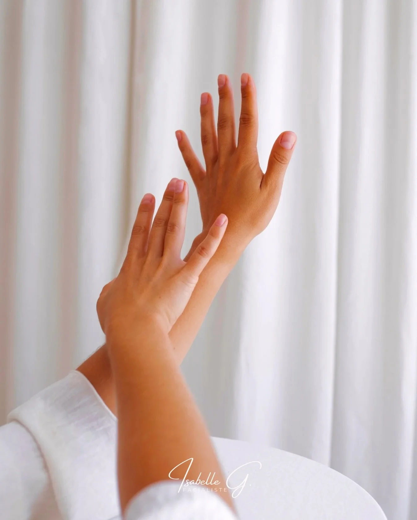 Un massage visage qui s&rsquo;adapte &agrave; vous.✨

Lors de la s&eacute;ance, je ne suis pas un protocole fig&eacute;.
Je m&rsquo;adapte &agrave; vos besoins, votre &eacute;nergie et vos ressentis du moment.
Parfois le geste sera plus profond pour 