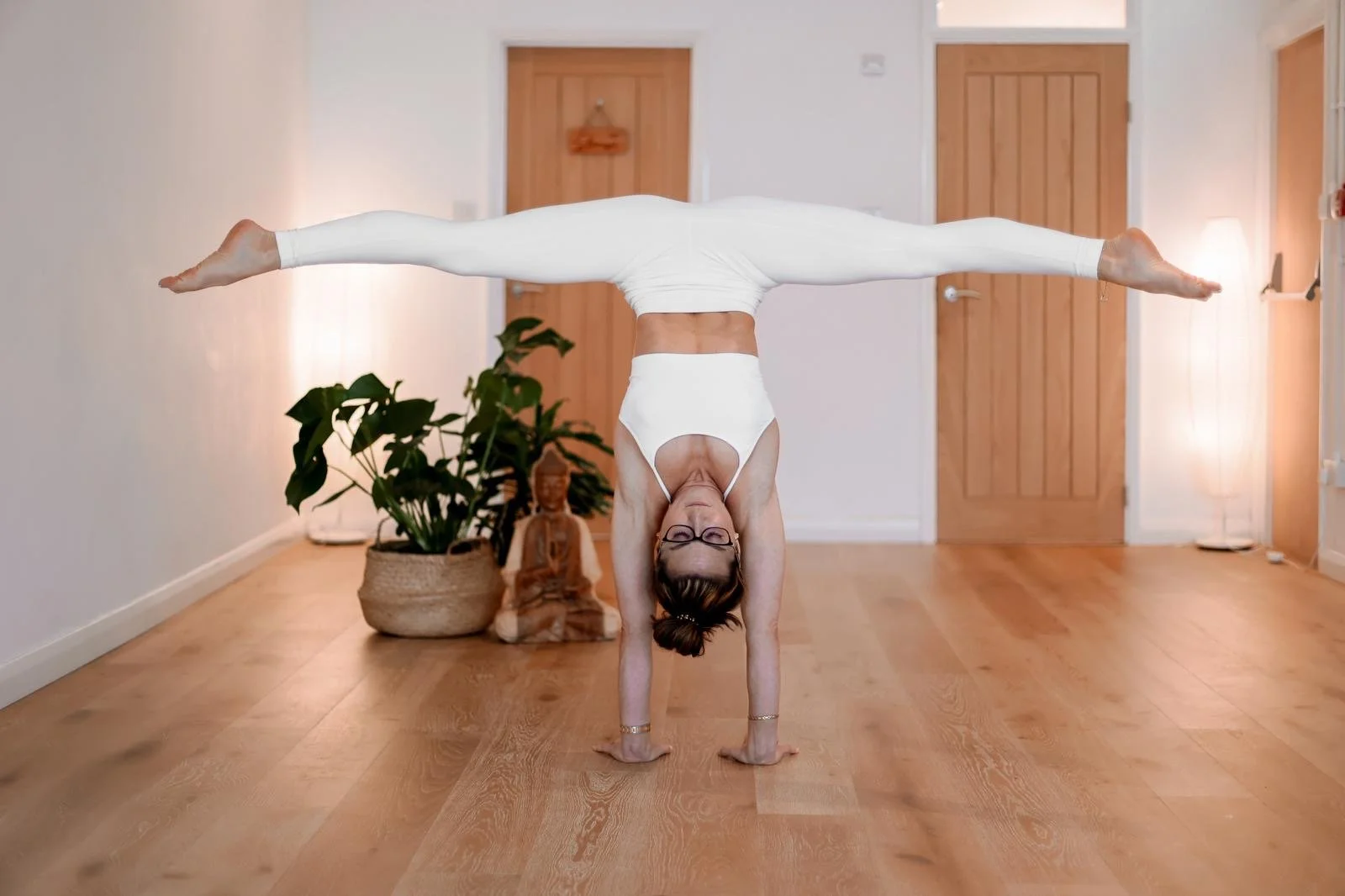 Handstands with HannaOnHands